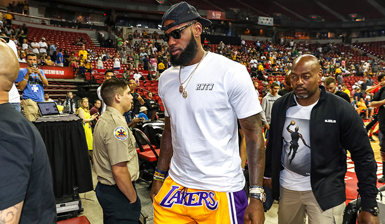 Read more about the article LAKERS’ LEBRON JAMES TO BE GIVEN A FASHION ICON AWARD AT PRE-NY FASHION WEEK EVENT ON TUESDAY